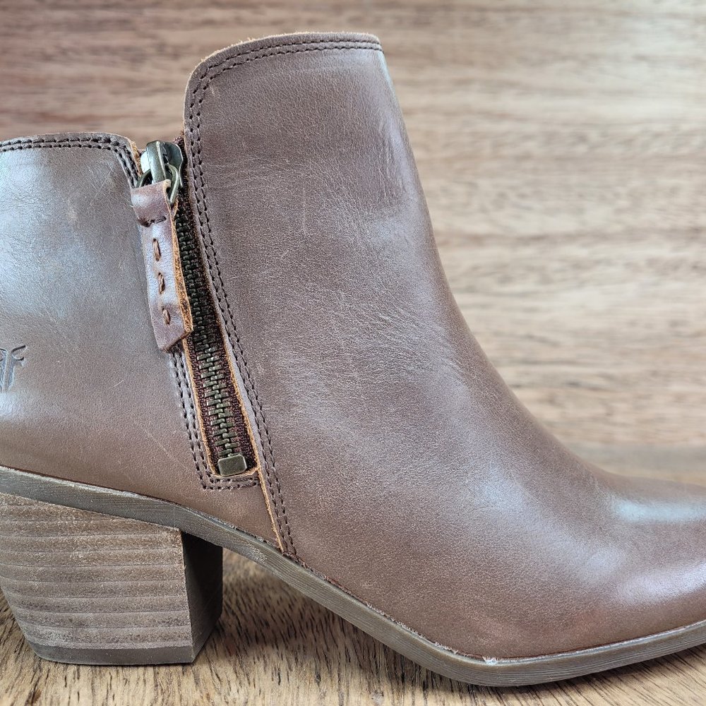 Women’s Frye Judith Ankle Double Zip Booties Brown Whiskey Leather Size 9 M